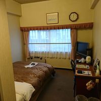 今どきのビジネスホテルに比べたらゆとりのある広さ