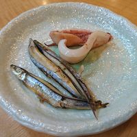 朝食時、その場で焼いてくれるキビナゴとイカの灰干し