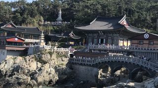 海のそばのお寺