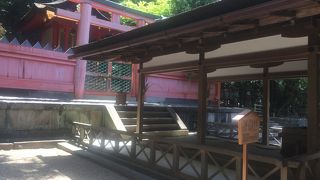 鳥居の横が塀のように