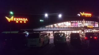 駐車スペースも広いサービスエリアだと思いました。