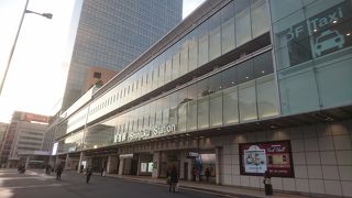 バスターミナルから直結で駅に行けます。