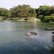 左側に浮かぶ小さな岩