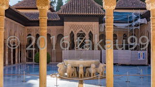 列柱やアーチに施された細かい彫刻が美しいです。