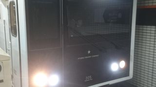 バスよりも地下鉄の方が便利です。