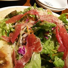 生ハムとモッツァレラチーズのサラダピッツァ