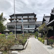 まっすぐ行くと貴賓館があり入り口はその横に在る