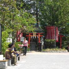 草分稲荷神社は、佐久間公園の北東の角の樹木の間にあります。