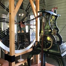 時計の仕組みを職員さんが教えてくれます。