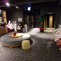 ロビーには祝いの花が。泡盛もいただけます。