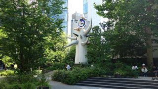 小さな公園で目立つ時計台