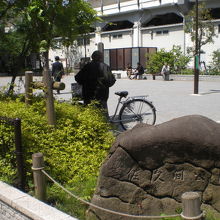 佐久間公園の標識です。公園広場と奥の総武本線の高架が見えます