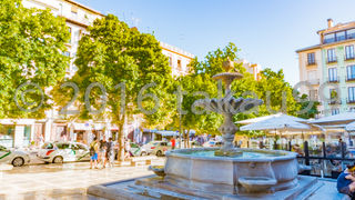 広場にはレストランやカフェのテーブルが並んでいます。