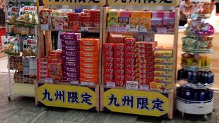 いろんなお土産物が売ってます。