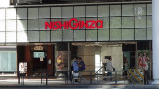 銀座の高架下ショッピングセンターのひとつ