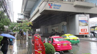 大雨のオンヌット駅 (BTS)