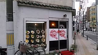 店の形が独特なので、テーブルの配置も変わっており、密集感があります。