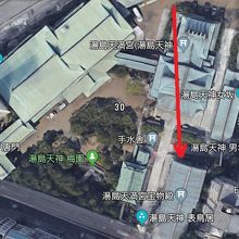 新派の碑は、宝物殿の北側にあります。表門の北側になります。