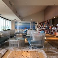 砂浜が再現されたカフェ