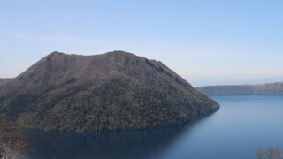 摩周湖の景色には必須の山です。