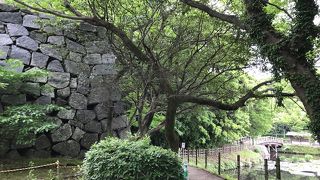 昔の石垣が多く残る