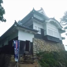 天守は2層2階です。左端の建物はは渡り廊下。