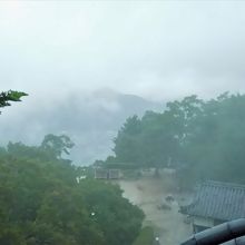 天守からの眺め。雨の為白くなっています。