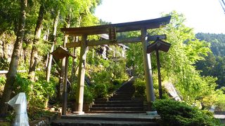 滝本駅の手前にあります