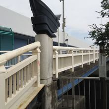 六郷橋には船のモニュメントが付いていました