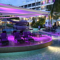 夜のプールです。