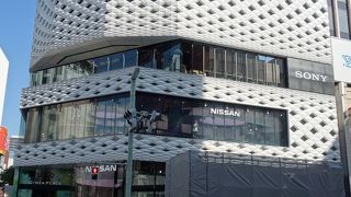 近未来的な車も見ることができます