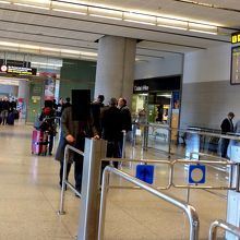 荷物を持って到着