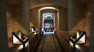 煉瓦に囲まれた細い通路のような内部