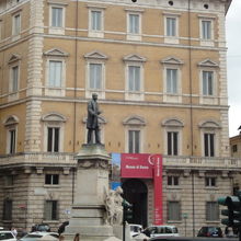 公立のマーク？赤が目印です