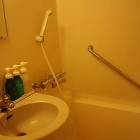 狭いがバスタブはあるが