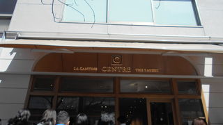 大行列の人気ベーカリーショップ