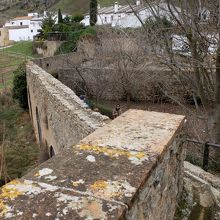 この樋により，風呂のストーブのところに水を運ぶ
