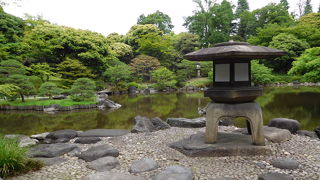 新緑の中、心字池周囲の枯滝、雪見灯篭、大滝を見ながら歩きました。