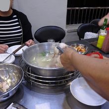 お店の方が手際よくカットしてくれます