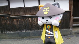 白壁の美しい街並みが印象的だわー