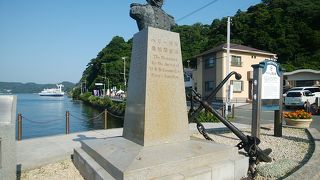 海際に建つペリー上陸記念碑