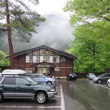 訪問時は新緑に囲まれた抜群のロケーションでした