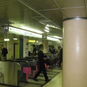 日本屈指のオフィス街の地下駅