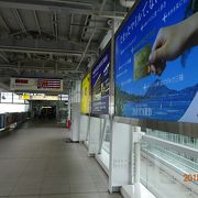 小さな駅です。改札もホームも一カ所しかありません。