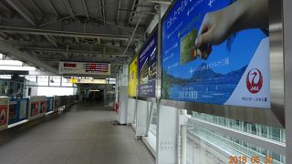 小さな駅です。改札もホームも一カ所しかありません。