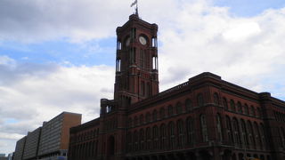 赤色が目をひきます