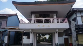 鉄筋コンクリート造りの近代的な鐘楼の門を入ると