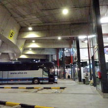 地下のバスターミナルです