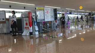 出発ロビーのカウンターは各航空会社がコンパクトにまとまっています。