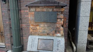 かつてのレンガ街を想像できる碑